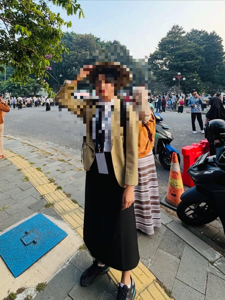 Hidupsebagai62's tweet photo. Ciri khas ospek setiap Kampus :

• UGM: pakai topi caping/topi petani
• ITB: atribut dari kardus dan tugas kreatif
• UI: jakun (jaket kuning) jadi identitas ospek
• IPB: atribut bertema pertanian dan alam
• Unpad: topi kerucut dan papan identitas
• ITS: helm proyek dan atribut teknik
• Unair: papan nama besar di dada
• Undip: atribut warna-warni dan tugas kelompok
• UNS: topi unik dari koran atau kardus
• UB: atribut kreatif buatan sendiri
• Unesa: papan identitas ukuran besar
• Telkom University: dress code sesuai tema dan atribut kreatif
• Binus: ospek modern, minim atribut nyeleneh
• Unhas: atribut khas fakultas dan yel-yel
• Unand: papan identitas dan tugas pengenalan kampus