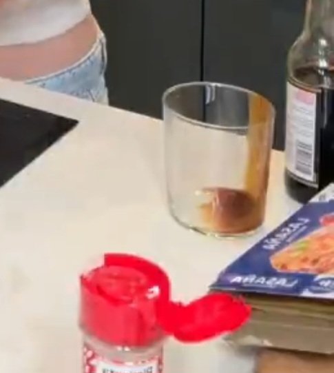 A_na_13's tweet photo. @ALS_PPP "Hice láminas de pasta casera" y se le cuela la pasta de supermercado en el vídeo jajajjajajjaja https://t.co/4DUOE9Tkki
