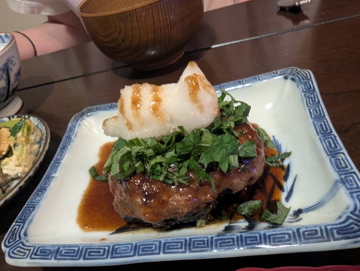 ArturGalata's tweet photo. 『結局はアルトゥルも外人。日本人の心はわかるはずがない』みたいに言われることもあるけど、私は私なりの日本愛を貫いていきます！！こちらは私が作った和風おろしハンバーグ定食！！なんと大根おろしはトラ模様の猫ちゃんです！！いかがでしょう！？美味しそうでしょうか！！？？ https://t.co/ucikDcCmpn