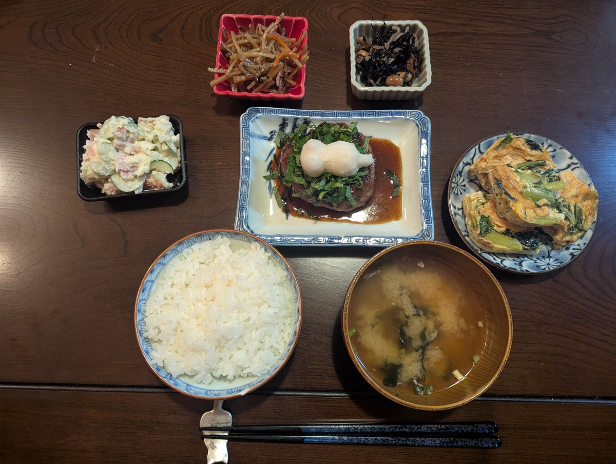 ArturGalata's tweet photo. 『結局はアルトゥルも外人。日本人の心はわかるはずがない』みたいに言われることもあるけど、私は私なりの日本愛を貫いていきます！！こちらは私が作った和風おろしハンバーグ定食！！なんと大根おろしはトラ模様の猫ちゃんです！！いかがでしょう！？美味しそうでしょうか！！？？ https://t.co/ucikDcCmpn