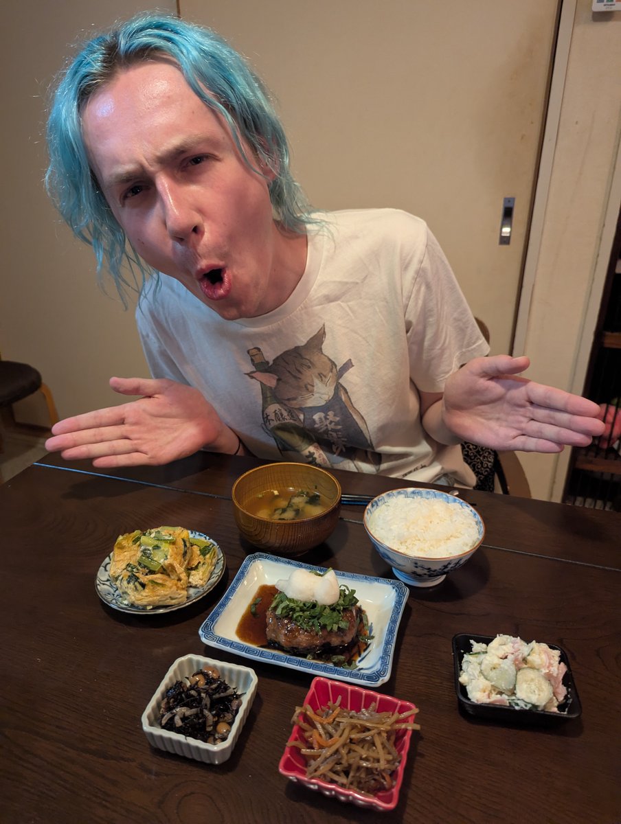 ArturGalata's tweet photo. 『結局はアルトゥルも外人。日本人の心はわかるはずがない』みたいに言われることもあるけど、私は私なりの日本愛を貫いていきます！！こちらは私が作った和風おろしハンバーグ定食！！なんと大根おろしはトラ模様の猫ちゃんです！！いかがでしょう！？美味しそうでしょうか！！？？ https://t.co/ucikDcCmpn