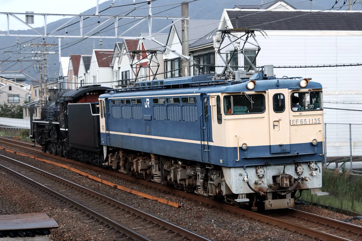 syumitetsu188's tweet photo. 2026.8.3
試9395レ
EF65 1135 + C57 1
梅小路出場試運転
@山科

時間の都合上、復路のこの1枚しか撮れませんでしたが、貴重な東海道を走るSLを見れて満足👏 https://t.co/NdNdL0MH3F