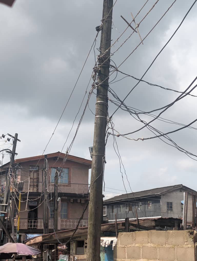 lifeofdanel's tweet photo. Location: Transformer at Oladipo Sode / Abidogun junction by Karimu Street, Ilupeju, Lagos State.

Issue: Dangling high-voltage power cables directly from the transformer.

Status: Reported to Ilupeju Undertaking Office without resolution.

This poses an immediate risk of electrocution, fire, and destruction of lives and property. Proper urgent maintenance is required immediately before a fatal accident occurs.

CC: @IkejaElectric @NERCNG  @fccpcnigeria @instablog9ja @TCN_NIGERIA @safety_lasg