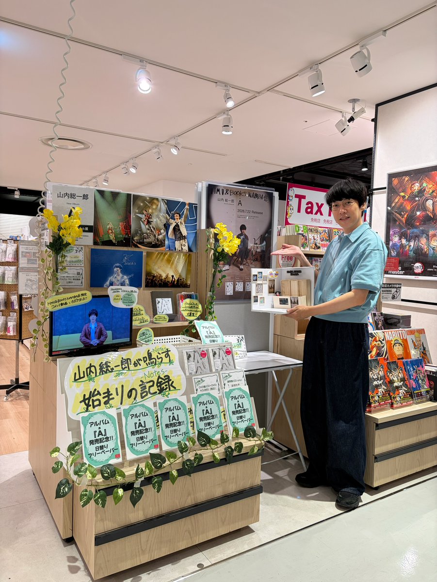 hmvbookssinsaib's tweet photo. 【 #山内総一郎 】
昨日のライブの興奮も冷めやらぬまま……!!
先ほど山内さんがご来店くださりました👏👏
 
ポスターやコメントなど頂いております🙌✨
なんとメッセージノートやフォトスポットにもサインが!!
 
当店はまだまだ大きく展開中🅰️!!
沢山サインを頂いたのでぜひ見に来てください👀💫 https://t.co/UgBl3ld5EL