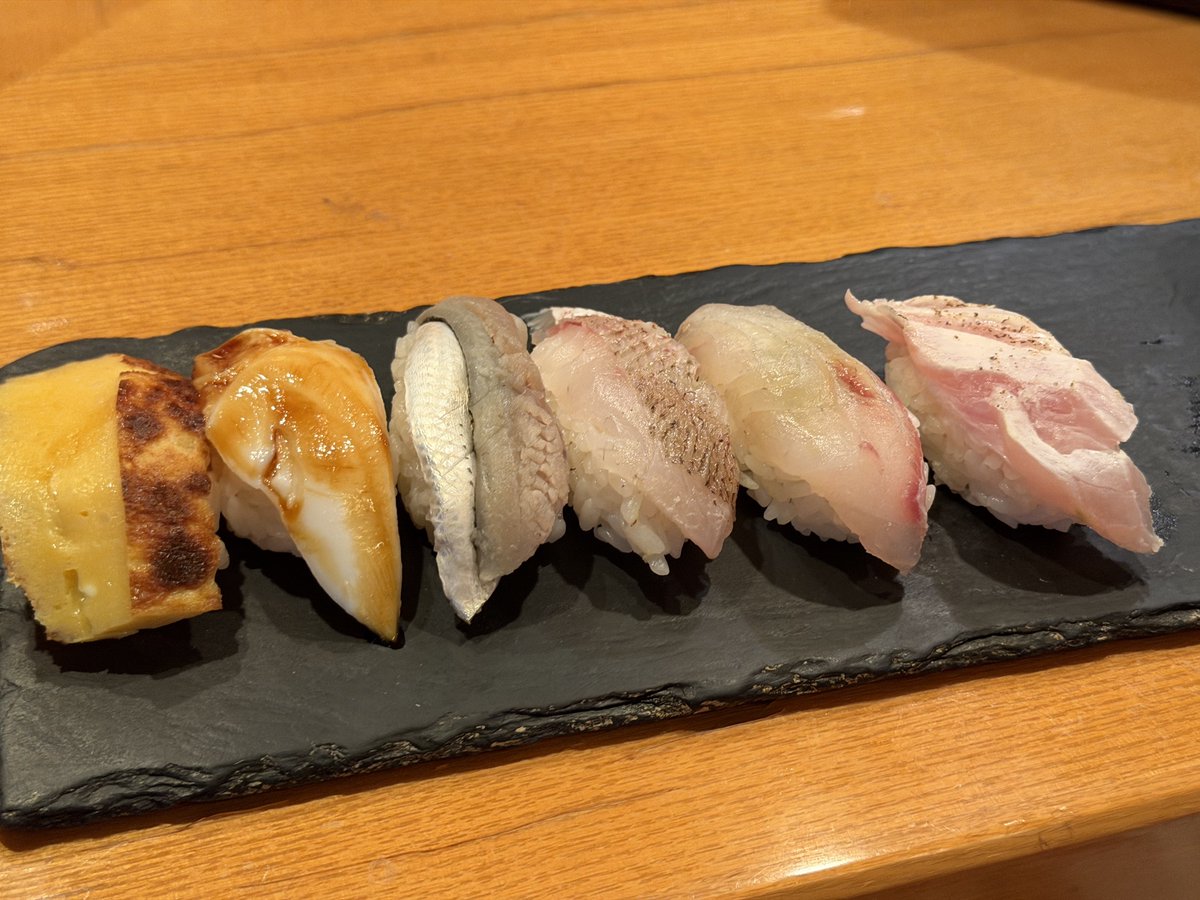 AreusHades's tweet photo. 本日の晩御飯

宇野気玉寿司さん

その日のおまかせにぎり10貫 と生ビール

美味い https://t.co/o7u7R2LERa