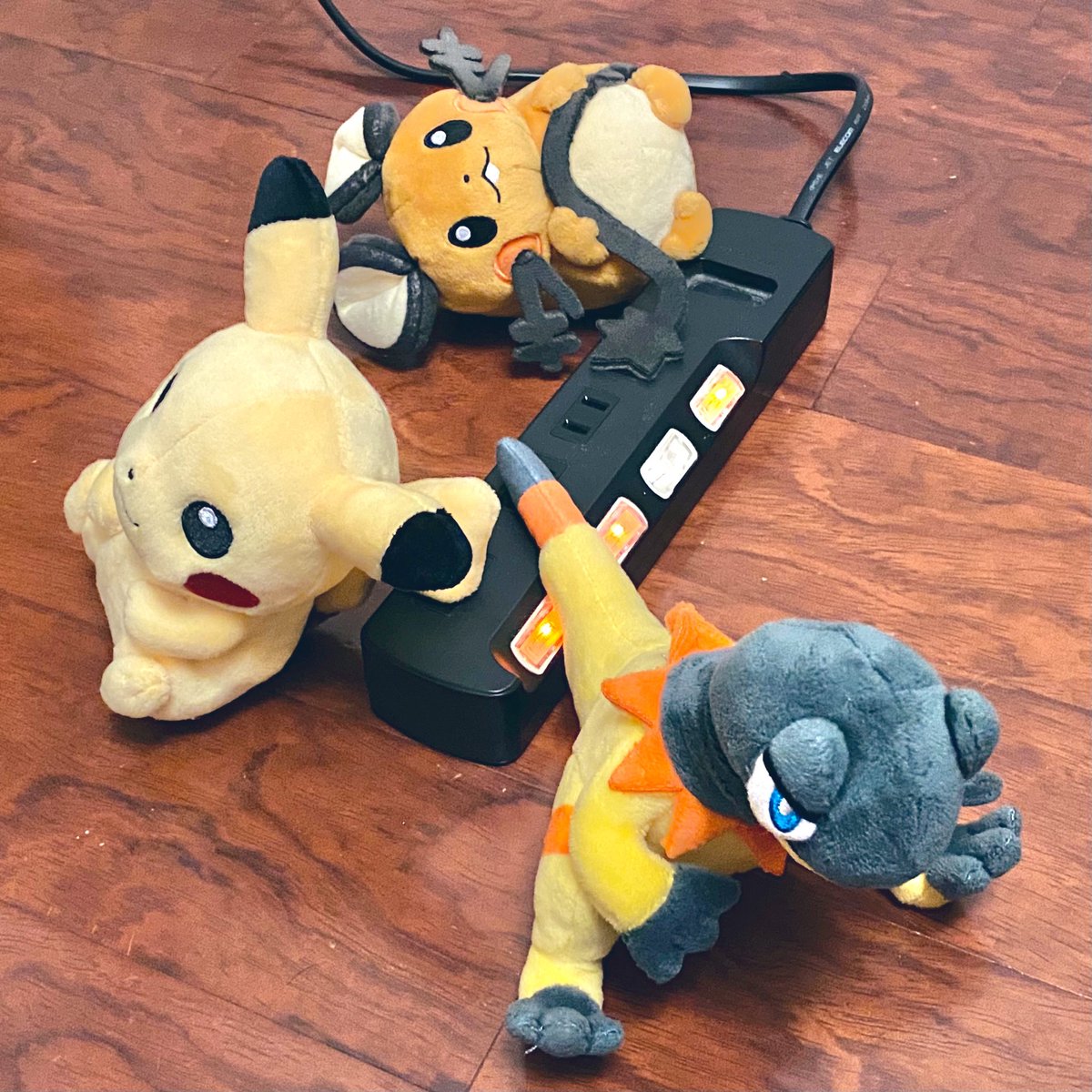 LenBug423's tweet photo. しっぽで仲良く充電チュウ！⚡️

#ポケモンfit
#ポケぬい https://t.co/yMq6oF8IkB
