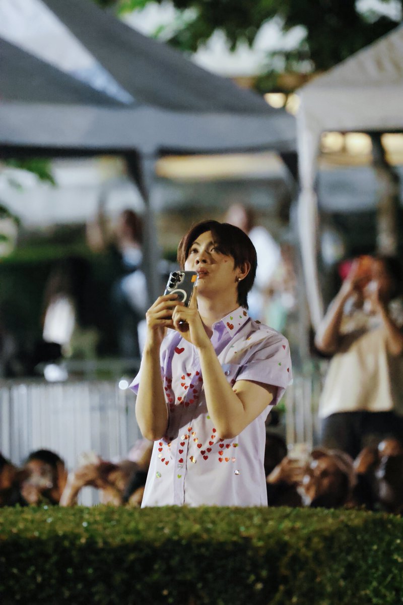 Hello_asian's tweet photo. รักนี้สุดยิ่งใหญ่ !!! “ติดฝน” ทุ่มงบหลักหลายแสนบาท เนรมิตโดรนกว่า 200 ตัวขึ้นบินส่องสว่างเต็มท้องฟ้าเหนืออินดอร์สเตเดียม หัวหมาก เพื่อร่วมฉลองวันเกิดครบ 26 ปี ให้กับน้องเฟิร์สวัน หลังจบงานกีฬาสี DMD เมื่อวันที่ 1 สิงหาคม 2569

FIRSTONE TURNED 26
#26thHBDFIRSTONE
#26ทั้งทีแบบนี้ต้องโดรน

งานนี้ทีม TFO Project พร้อมด้วยผู้ร่วมสนับสนุน จัดใหญ่จัดเต็มแบบไม่เปิดรับบริจาค ถ่ายทอดทุกความรักและความปรารถนาดีที่มีให้กับน้องเฟิร์สวัน ผ่านโชว์โดรนสุดตระการตานานกว่า 15 นาที พร้อมส่งต่อความพิเศษด้วยการโปรโมตซีรีส์เรื่องใหม่อย่าง You(r)Tuber และ My Merman ให้ส่องสว่างอยู่เหนือน่านฟ้าไปพร้อมกันอีกด้วย ✨

ด้านเฟิร์สวันก็ไม่พลาด ควงพี่ชายคนสนิทอย่างพี่เติ้ลออกมานั่งชมโปรเจกต์สุดยิ่งใหญ่ร่วมกับแฟนคลับ ซึมซับทุกโมเมนต์แห่งความรักและความอลังการ พร้อมเก็บภาพความประทับใจกลับบ้านไปแบบเต็มหัวใจ 💚🩷

อีกหนึ่งโปรเจกต์สุดยิ่งใหญ่ที่สะท้อนให้เห็นว่า “ความรักของติดฝน” ที่มีให้เฟิร์สวันนั้น…จัดเต็มได้แบบไม่มีที่สิ้นสุดจริงๆ 🥹💫