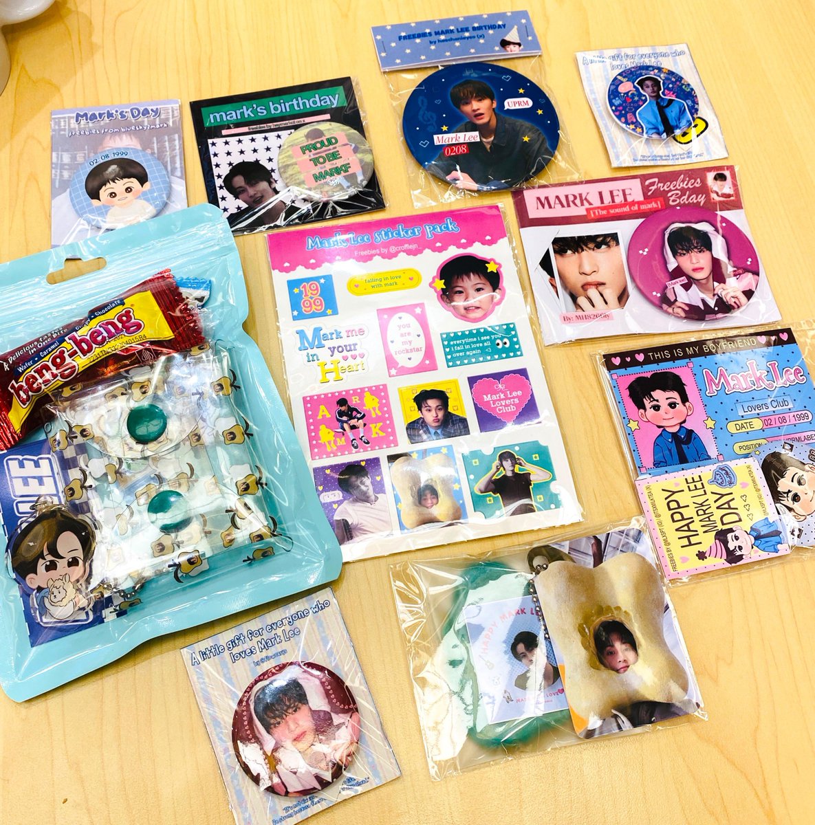 markyuppi's tweet photo. got all these adorable freebies from  markf <3

@itsxmilktea @limaberdialog @MH8266ly @haechanieyeo @heymarkct @njuneiy @flowcarys @crofflejn_ https://t.co/Ap8YIOYUXQ