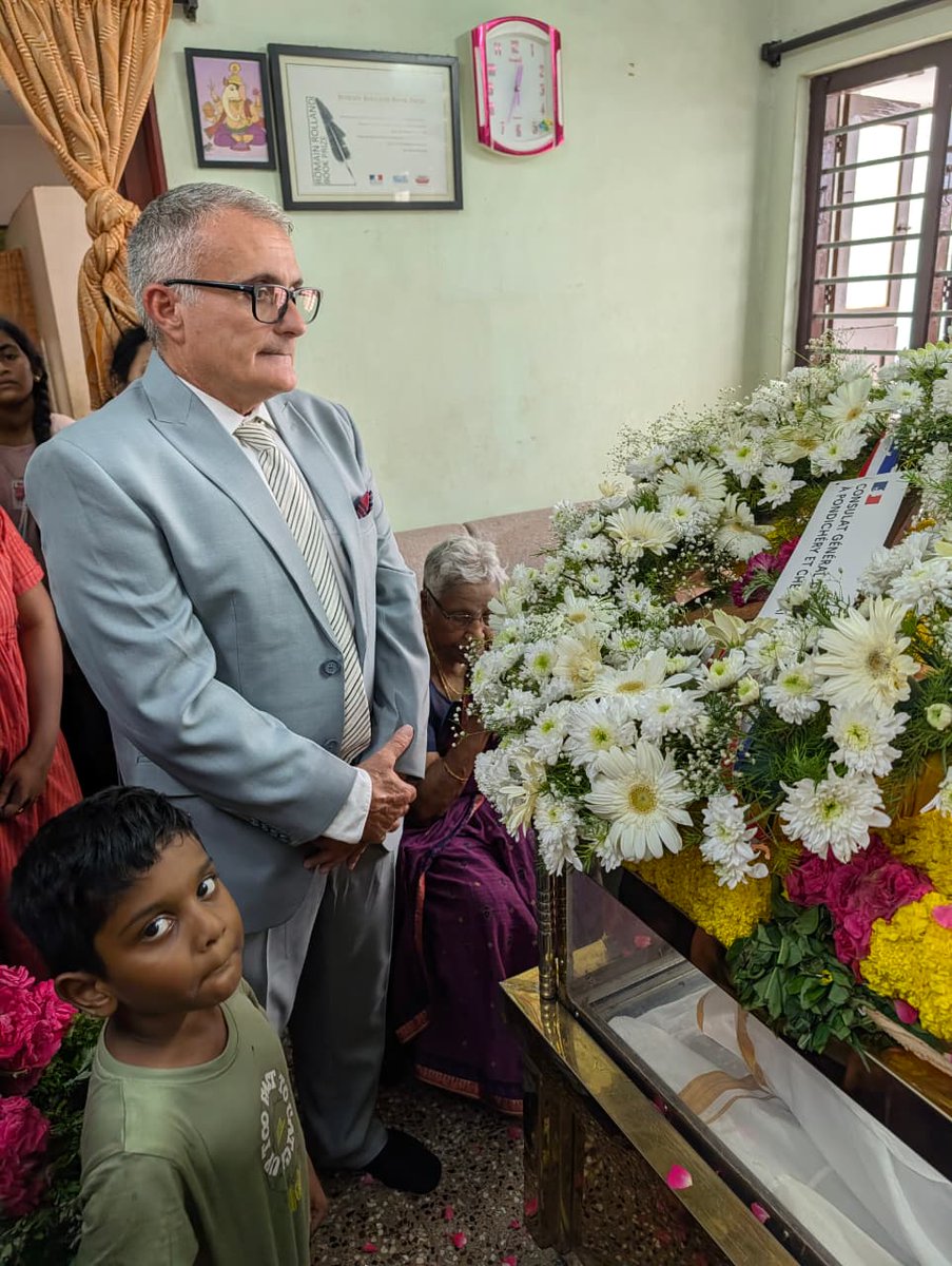 FranceinPondi's tweet photo. The Consulate General of France in Pondicherry paid tribute to Prof. R. Kichenamourty. Jean-Philippe Huther laid a wreath and conveyed our condolences to his family. 🇫🇷 #Francophonie https://t.co/hxTnNgVjLg
