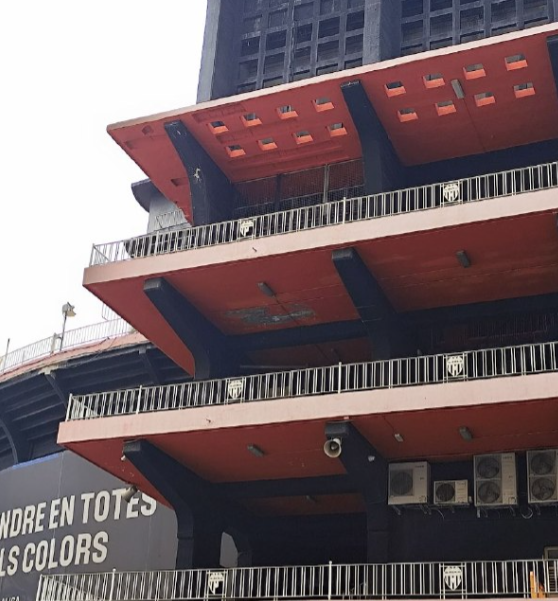 Nadaguay's tweet photo. 🟠⚫️⚪️Lluita per a defendre en totes bandes tots els COLORS?

🤢MESTALLA ASQUEROSO: El maltrato en el año de defunción del estadio💀

Sucio, descolorido, oxidado, roto...

☁️Lo que antes era colorido ahora es oscuridad.

📸Dentro reportaje fotográfico.

#Limgohome #Solisveteya https://t.co/Dmnlom3KKP