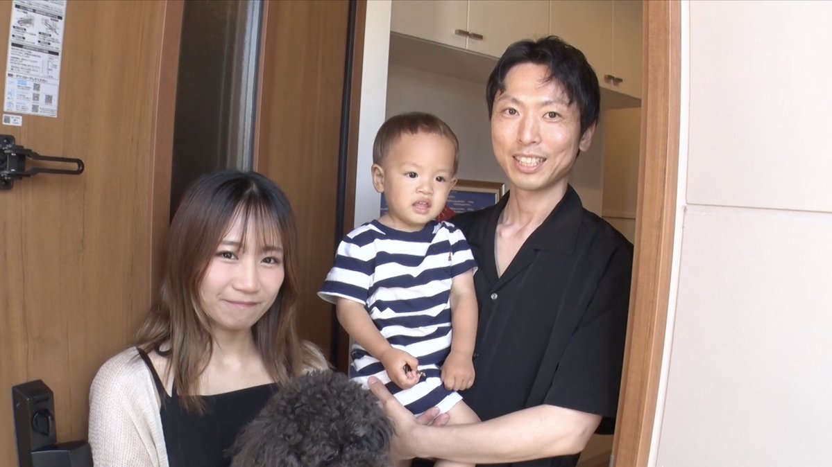 oricon's tweet photo. 元アイドル妻、高校の担任教師と結婚
16歳差“禁断の恋”
https://t.co/YNDAGLjlbL
⠀
高校の担任だった慎一さん(41)と亜希さん(25)の16歳差夫婦。亜希さんは高校時代、出席簿に「先生大好き」と書いたり、飲み終えると「好き」の文字が現れるよう細工したコーラやハート形ハンバーグなどで猛アタック｡ 「将来は先生のお嫁さんになりたい」とクラスメートの前で公開告白も。しかし慎一さんはその気はなく、卒業式での告白も断ったが、卒業後も続く一途な思いに心を動かされ、出会いから7年で結婚したという。
