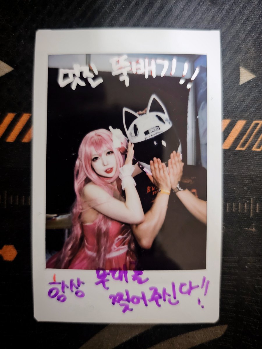 m8mati's tweet photo. 그 때 그 업적

「멋진 뚝배기」칭호 획득!

내가 춤추고 무대를 휩쓰는(...) 모습을 직관하신 프로 코스프레 모델분이
내 헬멧에다 칭호를 부여했던 
그 날

Cosplayer Model: @choyeol_ https://t.co/GYPldxMwQC