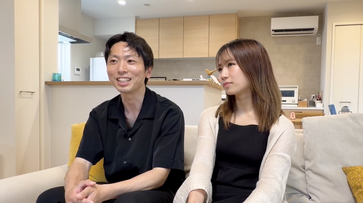 oricon's tweet photo. 元アイドル妻、高校の担任教師と結婚
16歳差“禁断の恋”
https://t.co/YNDAGLjlbL
⠀
高校の担任だった慎一さん(41)と亜希さん(25)の16歳差夫婦。亜希さんは高校時代、出席簿に「先生大好き」と書いたり、飲み終えると「好き」の文字が現れるよう細工したコーラやハート形ハンバーグなどで猛アタック｡ 「将来は先生のお嫁さんになりたい」とクラスメートの前で公開告白も。しかし慎一さんはその気はなく、卒業式での告白も断ったが、卒業後も続く一途な思いに心を動かされ、出会いから7年で結婚したという。