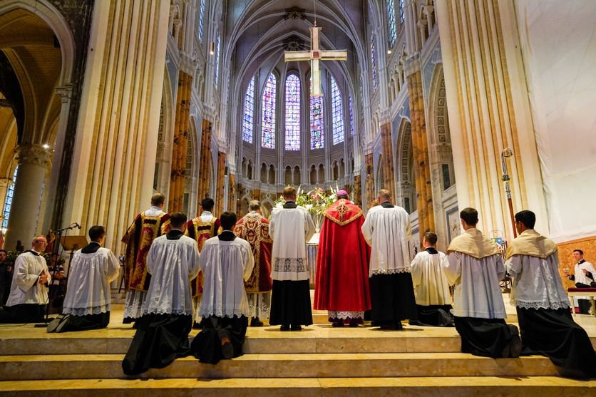 lechochretien's tweet photo. 🇻🇦⛪ 𝗙𝗟𝗔𝗦𝗛 𝗜𝗡𝗙𝗢 — « C'est un drame, un véritable et authentique péché, qu'il existe une sorte de guerre sur un sujet essentiel comme la liturgie », a déclaré le cardinal Robert Sarah au quotidien Il Foglio, à propos de la guerre liturgique qui divise l'Église. https://t.co/CBziN5VUxv