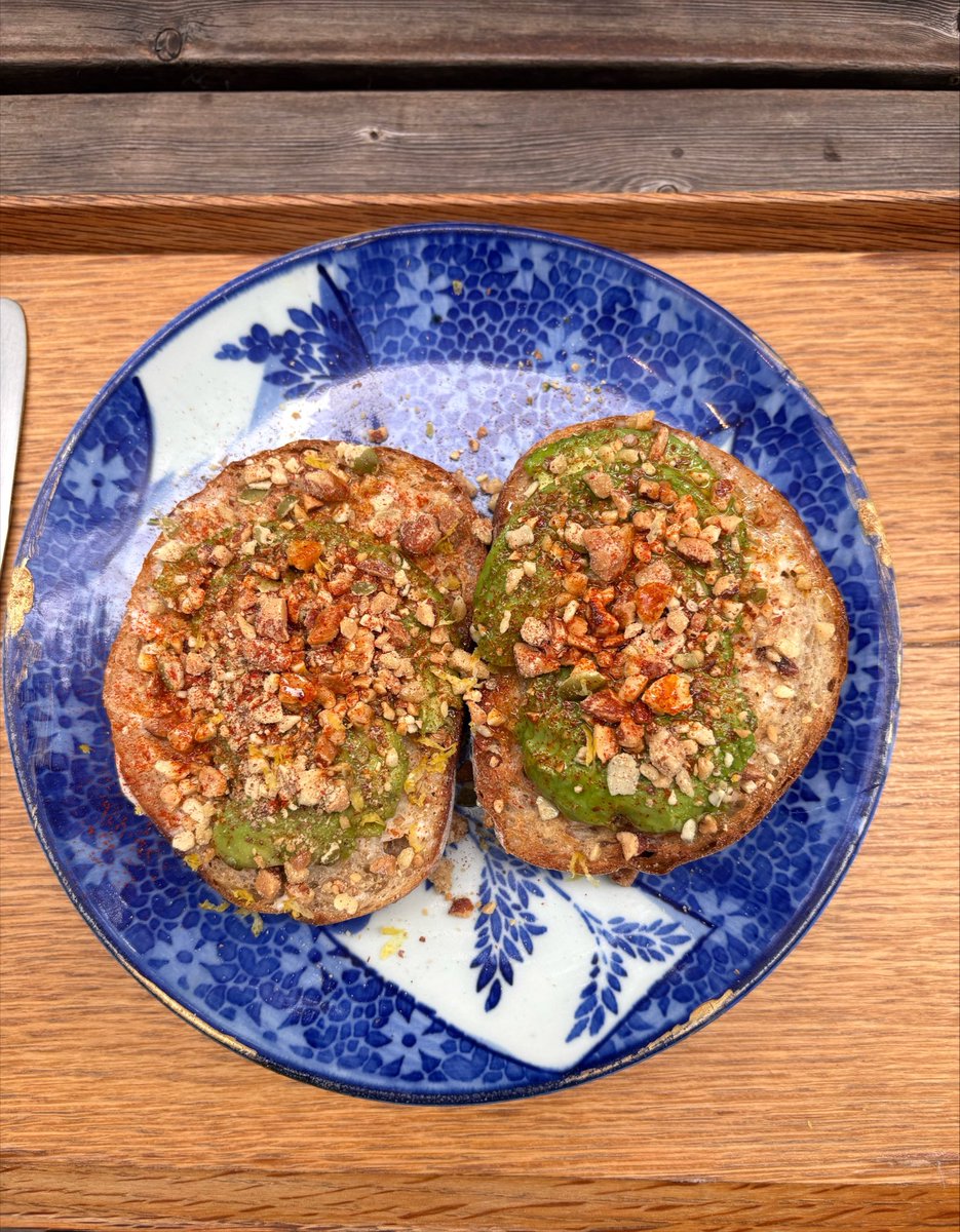 __aya00__'s tweet photo. 六本木のアボカドトーストが美味しいパン屋さん🥑🍞
雰囲気も素敵だった〜！ https://t.co/wOmMxzYe1y