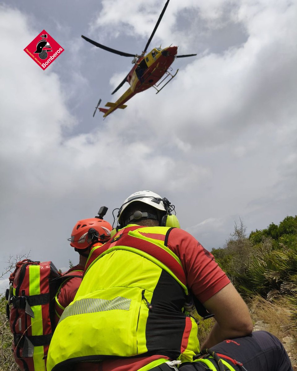 BomberosDipuALC's tweet photo. Ayer tarde nuestros rescatadores #cpba auxiliaron a un grupo de 4 senderistas en la zona del Barranco de la Encantada, cuando se encontraron deshidratados y agotados, sin posibilidad de poder volver por ellos mismos dado su estado físico y las altas temperaturas
#siempreatulado https://t.co/lp6qP6OIi7