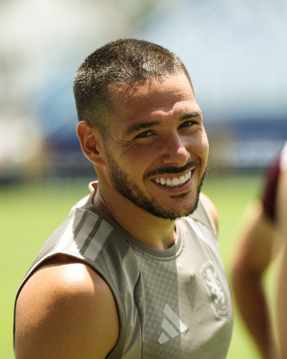 AVFCOfficial's tweet photo. 🎶 Emi Buendía, from Argentina 🎶 https://t.co/8qVcR2GpOA