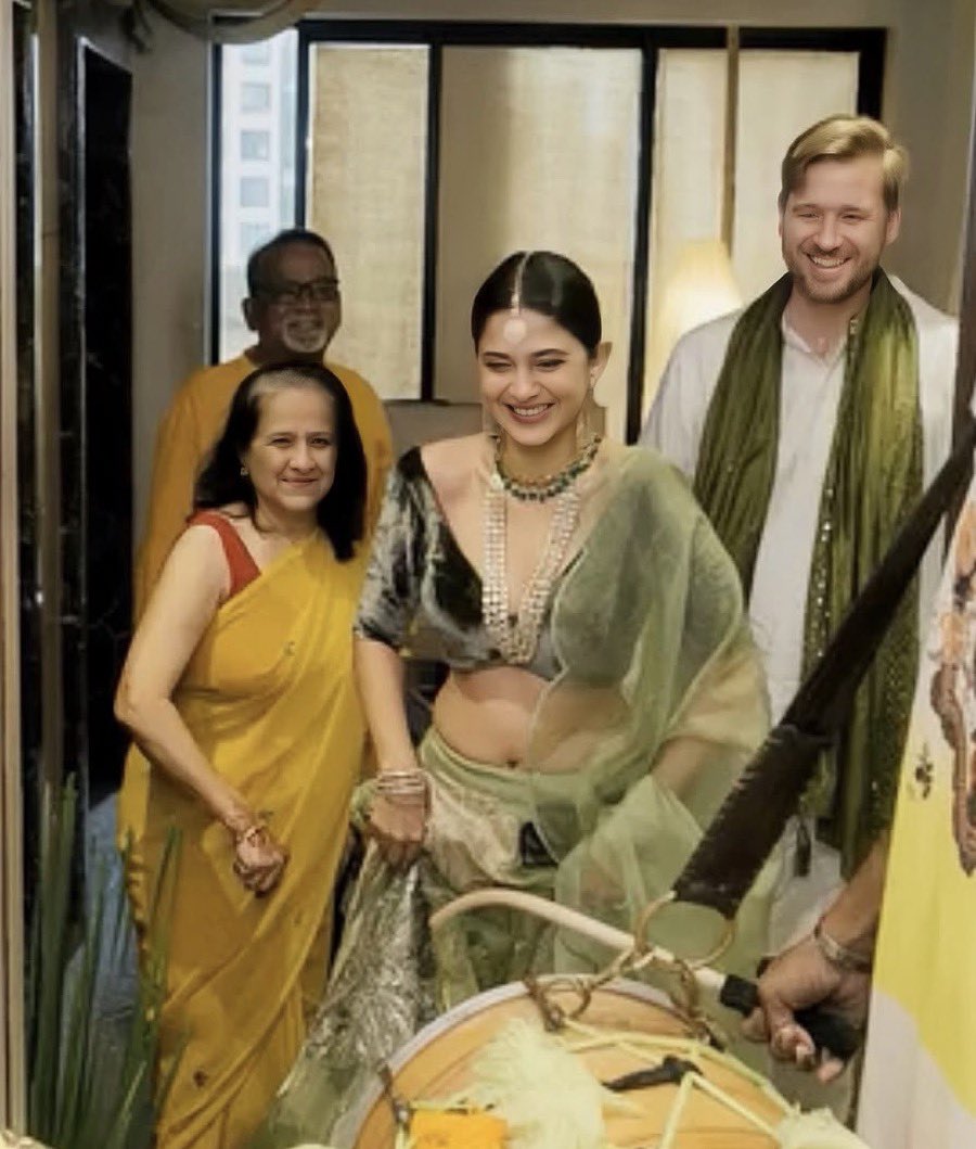 thesealifee's tweet photo. y’all don’t understand how much this makes me happy - #JenniferWinget https://t.co/30pTjqIu8e