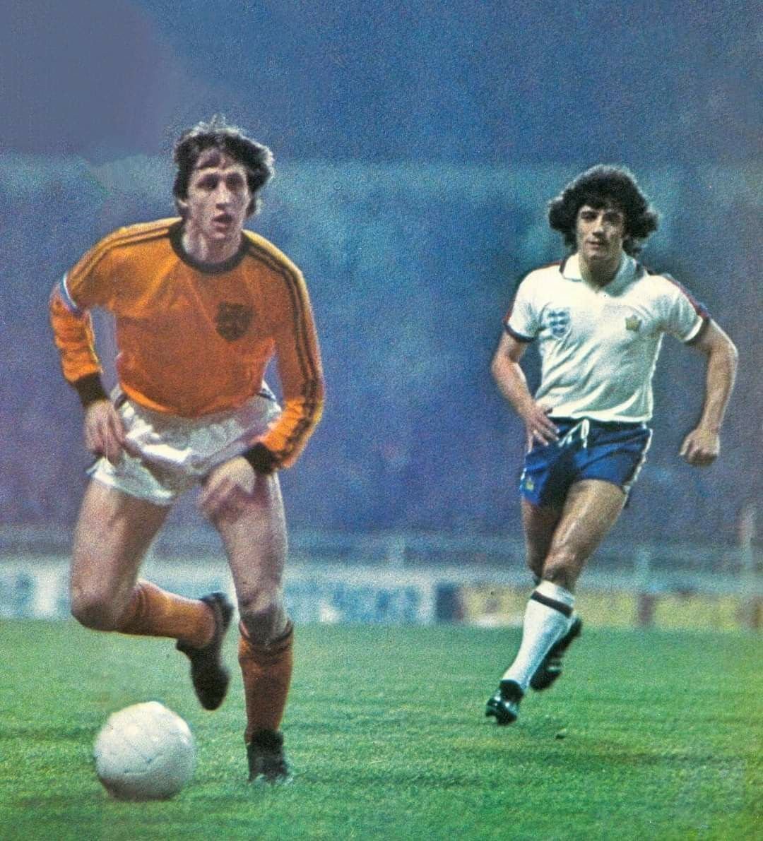 dpntdbl's tweet photo. Johan Cruyff and Kevin Keegan https://t.co/fsHL68Mewb