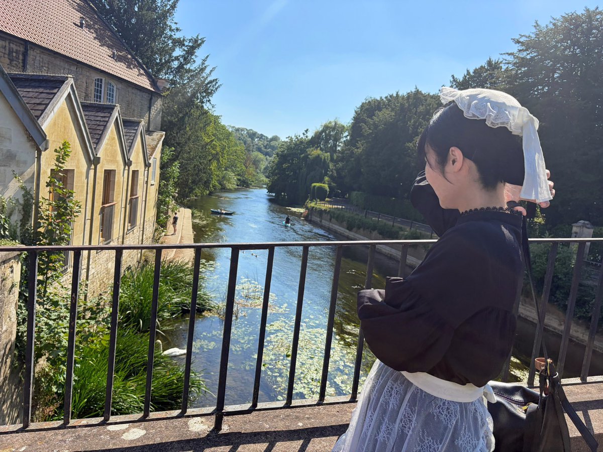 Maid_hanna_'s tweet photo. 英国のふとした川辺で白鳥を眺める https://t.co/fjVK8DgQ3u