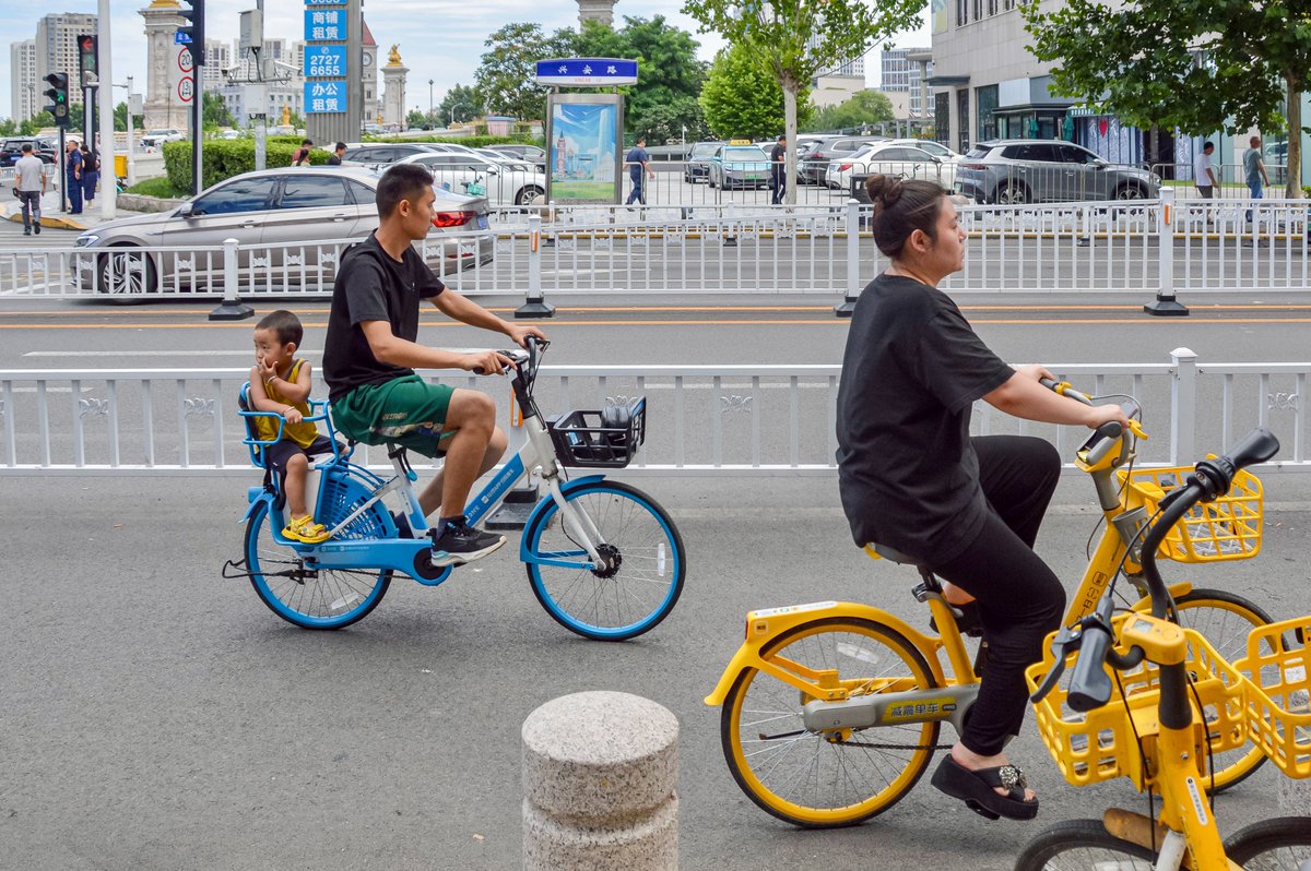 modacitylife's tweet photo. Tianjin's dockless bike-sharing includes bicycle equipped with a child seat, turning the school run or grocery trip into a journey made together. It's a family-friendly feature that recognises a fundamental truth: mobility systems should work for both caregivers and breadwinners. https://t.co/pQwsuuSJed