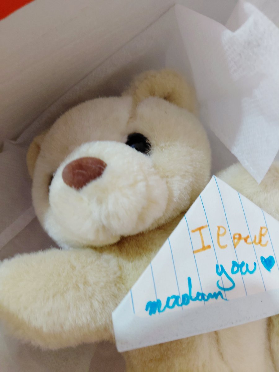 Cendrilllllon's tweet photo. المحبة الصادقة تاتي من قلوب لم يلوثها غبار السنين عاهدني فوفى ولم ينسى .. تلميذي قالي يوم عيد ميلادك باش نهديلك كادو طبعا رفضت قائلة محبتك تكفيني و اكبر هدية ليا لم ينسى و فاجاني اليوم بهدية طفولية جميلة فرحت بيها برشا "

#صفا🌼 https://t.co/VNQQWDorjX