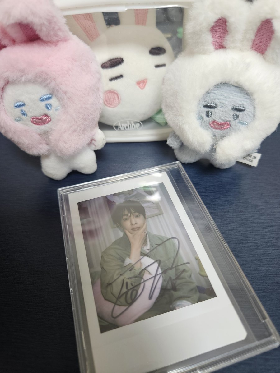 mintpopcorn525's tweet photo. 싸폴드디어 영접ㅠㅠㅜ 아니 누가 싸폴을 이렇게 보내요(p) 대봉투도 모자라서 푹신푹신뽁뽁이봉투도 한번더 접고 거기다 케이스까지 넣어보내기 있어요?ㅠㅜㅠㅠㅠㅠㅠ 거기다 이진기 미모가 제일미쳤ㅠ 너무예뻐ㅠㅠ 아궁빵이해못한게 제일쏘큩ㅠㅜ #온유 #ONEW #オニュ #찡구데이 https://t.co/nOZZYNZwnv