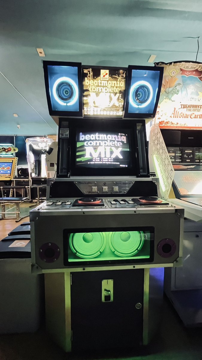 playhouse_erina's tweet photo. 【お知らせとお詫び】

昨日撤去をお知らせしたbeatmania Miniですが、
「Miniだけは残してほしい」という声を想像以上に多くいただきました。
正直なところ、今回撤去した理由は
ほとんどプレイされず、売上がない状態が続いていたためです。

店舗としては、稼働がない筐体を維持し続けることが難しく、
苦渋の判断で撤去いたしました。
しかし、全国でも稼働店舗が少ない希少な筐体であり、これだけ多くの方から残してほしいという声をいただいたことを受け、
本日もう一度店内に戻しました。

ただ、筐体は「残してほしい」という声だけでは残していくことができません。
これからもbeatmania Miniを当店で稼働させ続けるために、
ご来店の際は、ぜひ実際に遊んでいただけたら嬉しいです。

皆さまのプレイが、この筐体を残す力になります。
宜しくお願い致します。

※ノスタルジアは撤去したままとなります。
#プレイハウスエリナ