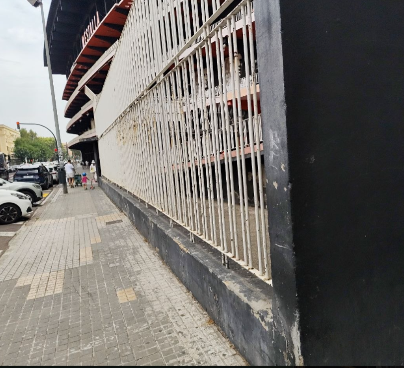 Nadaguay's tweet photo. Es un fiel reflejo de lo que es la dirección del club, dejadez, abandono...

Ni los letreros de las puertas se aprecian, ni las caras de futbolistas... https://t.co/rL006AClAn