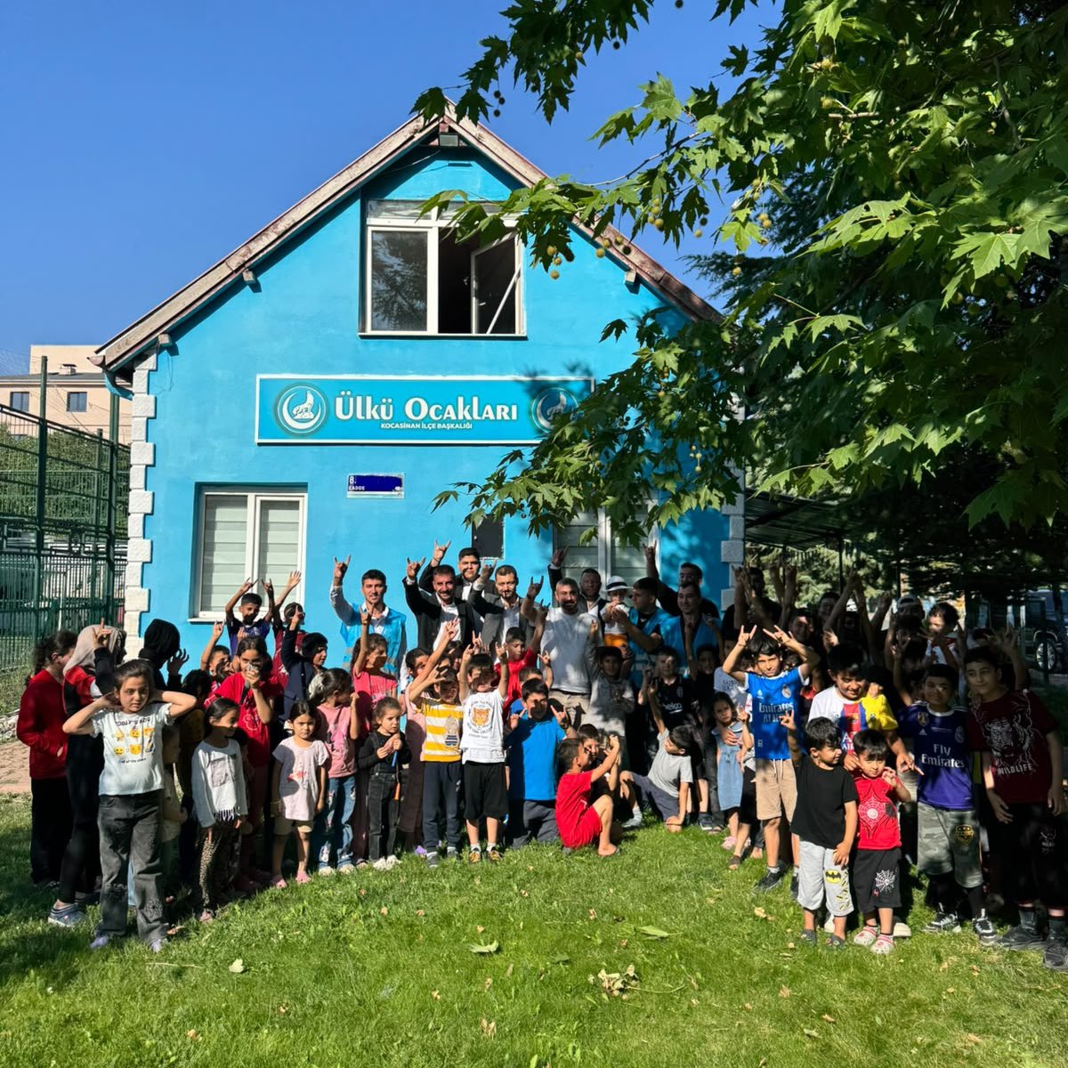 ulkuocak38's tweet photo. 📍Kocasinan 

Ülkü Ocakları Kocasinan İlçe Başkanlığımız tarafından, “Çocuklarımız Geleceğimiz Sosyal Sorumluluk Projesi” kapsamında 2-10 yaş arası çocuklara yönelik kıyafet dağıtımı gerçekleştirilmiştir. https://t.co/eFwDl6x61Q