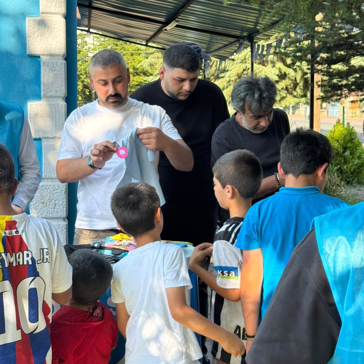 ulkuocak38's tweet photo. 📍Kocasinan 

Ülkü Ocakları Kocasinan İlçe Başkanlığımız tarafından, “Çocuklarımız Geleceğimiz Sosyal Sorumluluk Projesi” kapsamında 2-10 yaş arası çocuklara yönelik kıyafet dağıtımı gerçekleştirilmiştir. https://t.co/eFwDl6x61Q