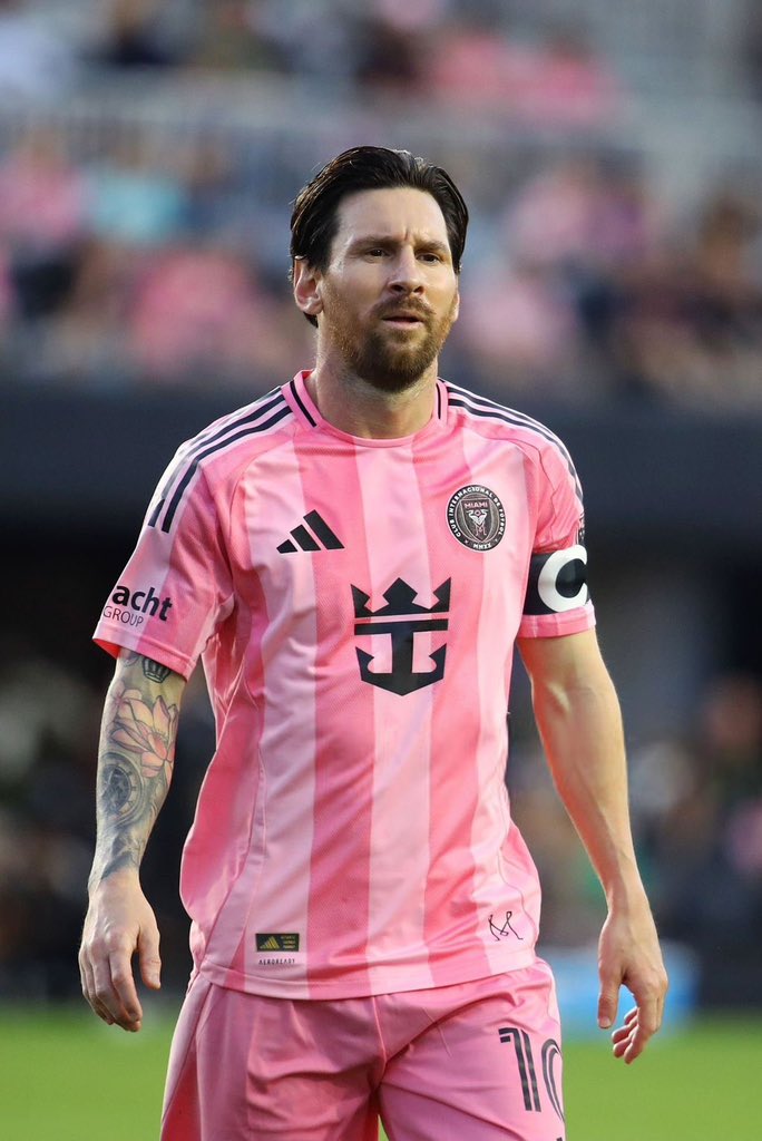 Grandsoncr7's tweet photo. Ronaldo at 35.                  Messi at  35 https://t.co/avjtR4RN30