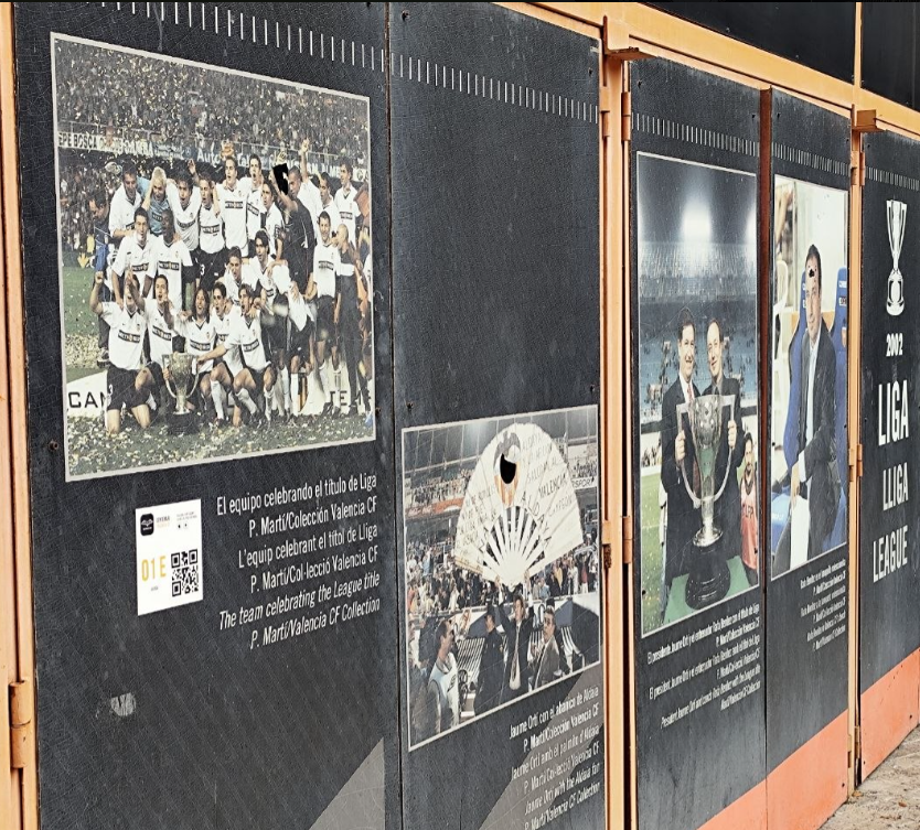Nadaguay's tweet photo. Es un fiel reflejo de lo que es la dirección del club, dejadez, abandono...

Ni los letreros de las puertas se aprecian, ni las caras de futbolistas... https://t.co/rL006AClAn