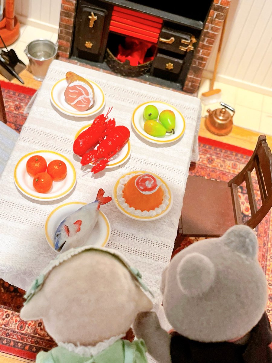 ribbon55215925's tweet photo. 横浜人形の家@Dolty_y で「ドールハウスとミニチュアフードで楽しむピーターラビット™️と仲間たちのおはなし」が開催中です。
『2ひきのわるいねずみに捧げるドールハウス』（あいさわかずこ先生作）内のミニチュアフードを制作させていただきました。
お時間がありましたら、ぜひご覧ください☺️✨ https://t.co/KWtb5sSJtA