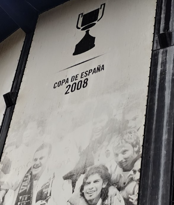 Nadaguay's tweet photo. Es un fiel reflejo de lo que es la dirección del club, dejadez, abandono...

Ni los letreros de las puertas se aprecian, ni las caras de futbolistas... https://t.co/rL006AClAn