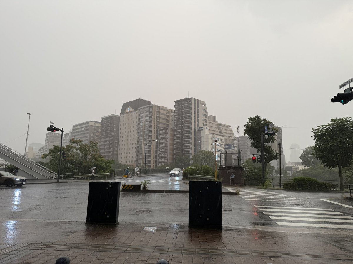 shimoekoharou's tweet photo. 悲報河合塾塾生、夜を知らない

248 風吹けば名無し 2026/8/3(月) 19:19:14.88 ID:Fl23DIAX0
広島よ河合塾やけど空が黄色くなってきた どういうことや

←撮ったもの
→見えた景色を加工で再現 https://t.co/vUV9RHbIOr