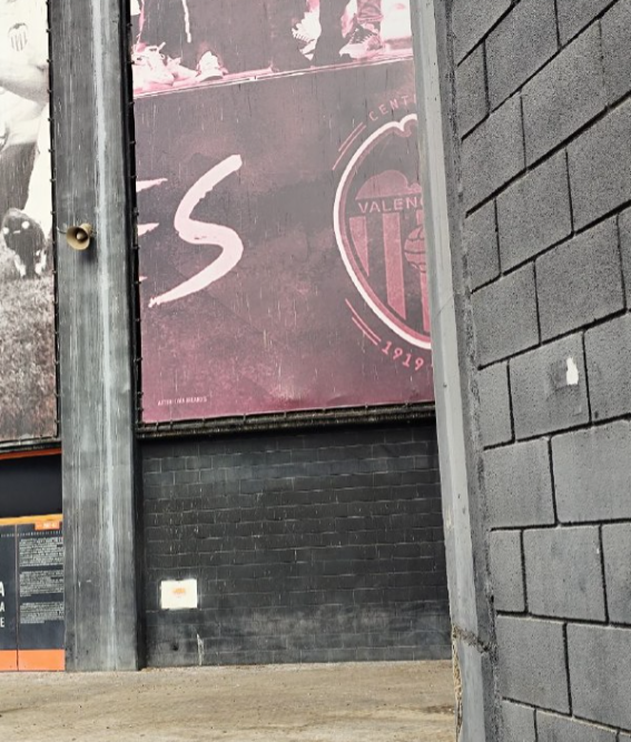 Nadaguay's tweet photo. Estadio sucio, como valencianos que afirman ser valencianistas, pero que desde dentro del club miran a otro lado con tal de llenarse los bolsillos y mangonear a periodistas lacayos para dar una capa de normalidad a algo que NO ES NORMAL.

Honor a quien no se arrastra por migajas. https://t.co/ewrcaWv4Cc