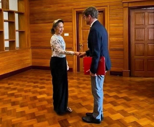 DrSasa22222's tweet photo. #WhatsHappeningInMyanmar #SaveMyanmar
The #ICRC's meeting with #Myanmar's democratically elected leader,#DawAungSanSuuKyi, is a welcome and important humanitarian step. I commend the ICRC for its continued engagement under extremely difficult circumstances. However, humanitarian access alone cannot substitute for justice. Daw Aung San Suu Kyi and all political prisoners must be released immediately and unconditionally. The international community, especially ASEAN, must remain united and steadfast in supporting the people of Myanmar and their legitimate aspirations to end the military-created crisis and build a future founded on peace, federal democracy, human rights, and the rule of law. The people of Myanmar deserve a peaceful, federal democratic future free from fear, violence, and repression.
---
#ICRC အနေဖြင့် ဒီမိုကရေစီနည်းကျ ရွေးကောက်ခံ #Myanmarခေါင်းဆောင် ဒေါ်အောင်ဆန်းစုကြည် #DawAungSanSuuKyi နှင့် တွေ့ဆုံခဲ့ခြင်းကို အရေးပါသော လူသားချင်းစာနာမှုဆိုင်ရာ ခြေလှမ်းတစ်ခုအဖြစ် ကြိုဆိုပါသည်။ အလွန်ခက်ခဲသော အခြေအနေများကြားမှ ICRC ၏ ဆက်လက်ကြိုးပမ်းဆောင်ရွက်မှုကို ဂုဏ်ပြုကြိုဆိုပါသည်။ သို့သော်လည်း လူသားချင်းစာနာမှုဆိုင်ရာ ထောက်ပံ့ကူညီခွင့် တစ်ခုတည်းဖြင့် တရားမျှတမှုကို အစားထိုး၍ မရနိုင်ပါ။ ဒေါ်အောင်ဆန်းစုကြည်နှင့်တကွ နိုင်ငံရေးအကျဉ်းသား အားလုံးကို ခြွင်းချက်မရှိ ချက်ချင်း ပြန်လွှတ်ပေးရမည်။
ပြည်ပြည်ဆိုင်ရာ အသိုင်းအဝိုင်း အထူးသဖြင့် အာဆီယံအနေဖြင့် စစ်တပ်က ဖန်တီးထားသည့် အကျပ်အတည်းကို အဆုံးသတ်ရန်နှင့် မြန်မာပြည်သူတို့၏ တရားဝင် မျှော်မှန်းချက်များဖြစ်သည့် ငြိမ်းချမ်းရေး၊ ဖက်ဒရယ်ဒီမိုကရေစီ၊ လူ့အခွင့်အရေး၊ တရားဥပဒေစိုးမိုးရေးတို့အပေါ် အခြေခံသည့် အနာဂတ်ကို တည်ဆောက်ရန် ညီညွတ်စွာ ခိုင်ခိုင်မာမာ ဆက်လက် ရပ်တည်ပေးရမည်။ မြန်မာပြည်သူများသည် ကြောက်ရွံ့မှု၊ အကြမ်းဖက်မှုနှင့် ဖိနှိပ်ချုပ်ချယ်မှုတို့မှ ကင်းဝေးပြီး ငြိမ်းချမ်းရေး၊ ဖက်ဒရယ်ဒီမိုကရေစီ၊ လူ့အခွင့်အရေးနှင့် တရားဥပဒေစိုးမိုးရေး တို့အပေါ် အခြေခံသည့် အနာဂတ်နှင့်ထိုက်တန်သူများ ဖြစ်သည်။
#SaveMyanmar #WhatsHappeningInMyanmar