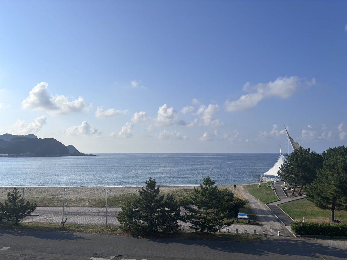 DXFujita's tweet photo. 空いてたからとホテルで１番の部屋に案内されました。個室に天然温泉があり、海を眺めながら温泉に使って波音を聞く時間は贅沢。4泊4ヶ所連続出張の1日目は贅沢スタートです。 https://t.co/G6FCH06q9K