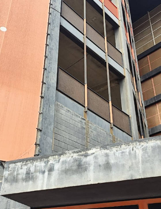 Nadaguay's tweet photo. Estadio sucio, como valencianos que afirman ser valencianistas, pero que desde dentro del club miran a otro lado con tal de llenarse los bolsillos y mangonear a periodistas lacayos para dar una capa de normalidad a algo que NO ES NORMAL.

Honor a quien no se arrastra por migajas. https://t.co/ewrcaWv4Cc