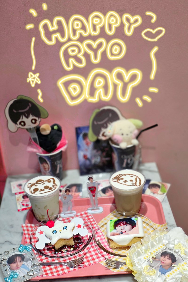 pipipi__ryo's tweet photo. 念願のりょうのセンイルカフェ✨️
店内がりょうでいっぱいでかわいいしケーキもかわいかった🎂
もったいないって思ったけど合法キューアグを起こせるのはこれだけだと気づいたのでペロリ😋🍴✨
#료의_챕터19 #RYO_CHAPTER19
#BetweenCuteAndCool https://t.co/i6OsoZqnii