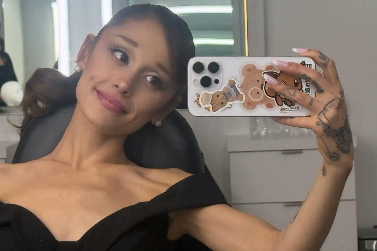 vourstrulys's tweet photo. reply to this tweet with #weloveyouariana and your favourite song or lyric from petal ♡ https://t.co/BrK0iTxaAu