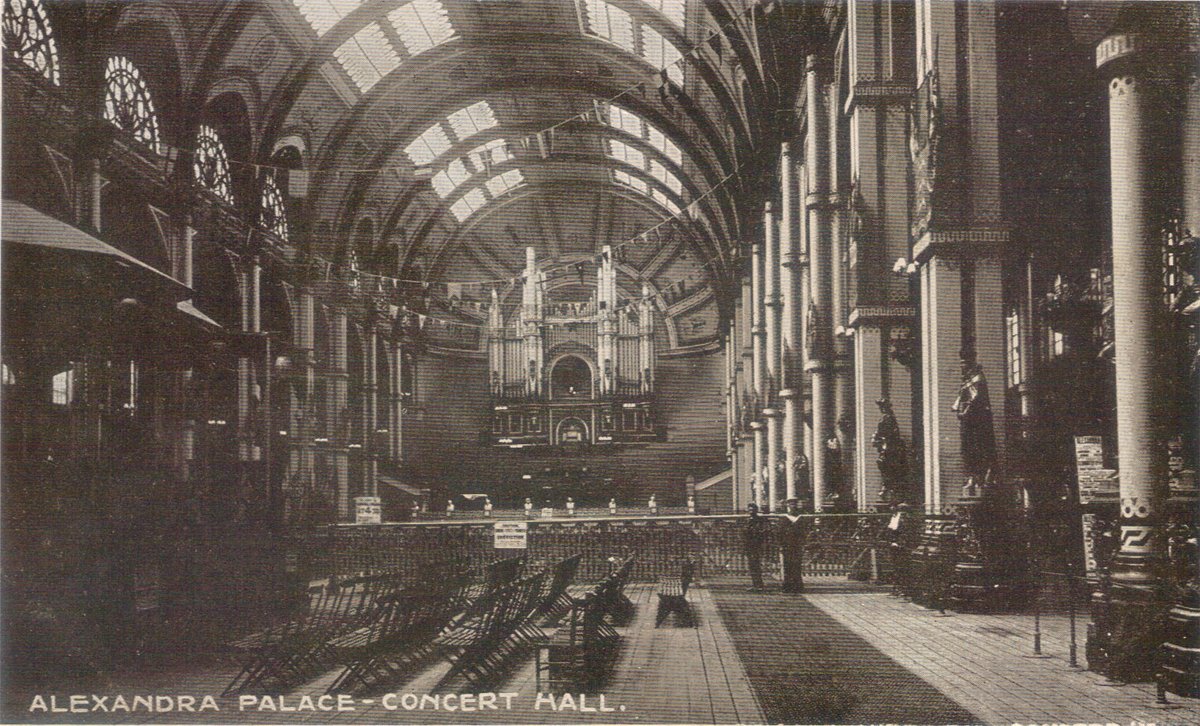AllyPallyMuseum's tweet photo. The mighty Willis organ in the Great Hall of Alexandra Palace in 1905.
The seating rearranged for a performance on the small stage.
#postcard https://t.co/qVci3HTD0C