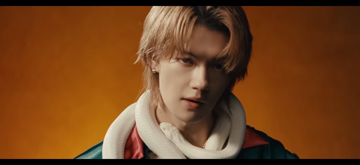 aka_mokyo's tweet photo. 顔のいい男が首に白蛇巻いてて爆笑 https://t.co/09RZBgRhyU