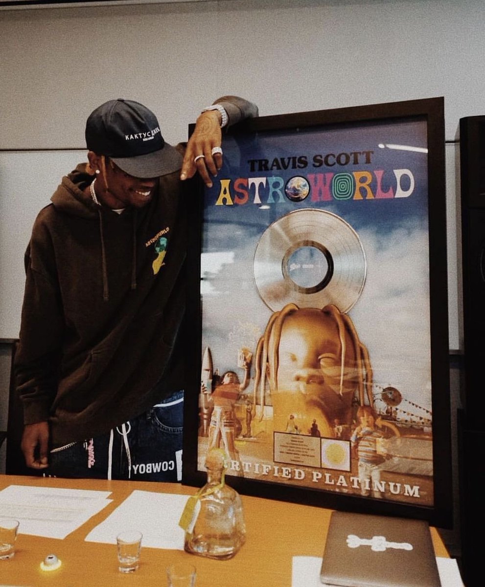 AstroMagazine_'s tweet photo. L'album qui est à l'origine de ce compte, "ASTROWORLD", de Travis Scott, fête ses 8 ans aujourd'hui. 

Avec une direction artistique réalisée aux côtés de David LaChapelle pour la cover, cet album a propulsé La Flame sur le devant de la scène rap mainstream. 

Le projet contient les mythiques morceaux "CAN'T SAY" qui révéla le talent de Don Toliver au grand public ou encore "SICKO MODE", avec son iconique beat-switch. 

Le projet a fortement marqué une génération (dont nous) et reste encore aujourd'hui un des albums les plus stimulants de notre côté.