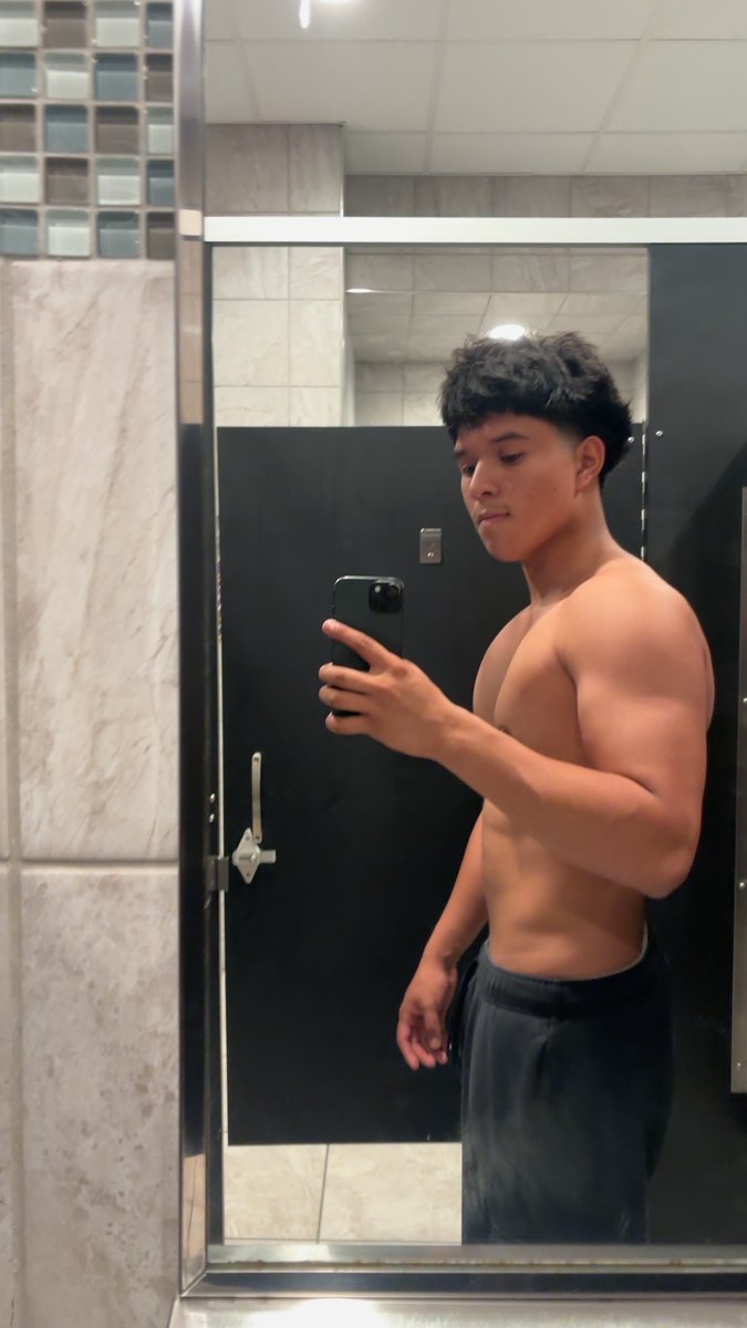 stxchris12's tweet photo. wtw 
#rgv956 #rgv #texas #latino #gym #rgvtx956 https://t.co/6C6YOQnRK5