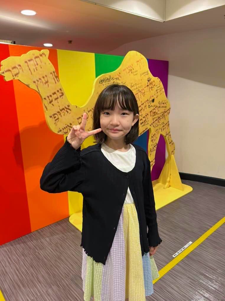 MayukaKamiyama's tweet photo. 🌈『ジョセフ・アンド・アメージング・テクニカラー・ドリームコート』🌈いよいよ私の出演は今日いれて、のこり5公演になりました。夢のような毎日が終わってしまうのはさびしいけれど、全力でみなさまと楽しみます✨✨

今日はお友達や先生がきてくださって、とてもうれしかったけどちょっときんちょうしちゃいました。いただいた私のイメージのお花、ひまわり🌻でうれしかったです♬

ファンのお姉さまからのあたたかいお手紙、とってもとってもうれしいです。
宝物がふえました❣️❣️

#ジョセフ
#上山眞由果
