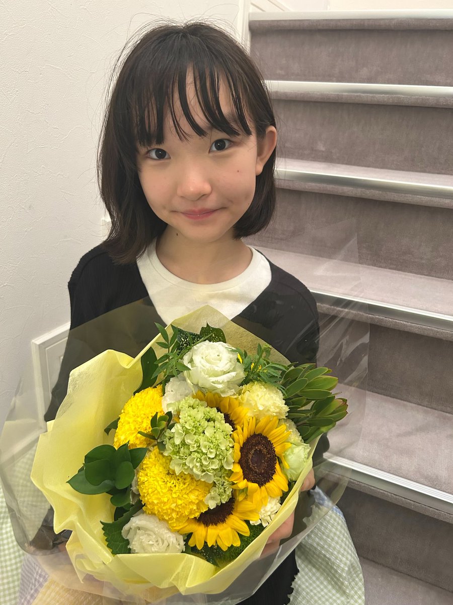 MayukaKamiyama's tweet photo. 🌈『ジョセフ・アンド・アメージング・テクニカラー・ドリームコート』🌈いよいよ私の出演は今日いれて、のこり5公演になりました。夢のような毎日が終わってしまうのはさびしいけれど、全力でみなさまと楽しみます✨✨

今日はお友達や先生がきてくださって、とてもうれしかったけどちょっときんちょうしちゃいました。いただいた私のイメージのお花、ひまわり🌻でうれしかったです♬

ファンのお姉さまからのあたたかいお手紙、とってもとってもうれしいです。
宝物がふえました❣️❣️

#ジョセフ
#上山眞由果