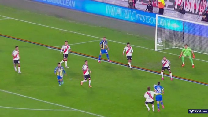 BilskyVictor's tweet photo. Cambiaron las tomas para medir el VAR
Tienen 10 cámaras en el estadio y así te miden los offsides. Pero te repiten las jugaditas del rival en todos sus sectores.
Una vergüenza https://t.co/kNaaWjeI3k