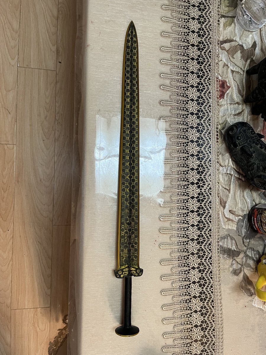 gorohta0's tweet photo. 春秋戦国楚の王墓群から発掘された、中国の国宝、越王勾践之剣🗡️のレプリカをゲット！！ネットで150元💁‍♀️長さ55cmで中々の出来栄え…ふふふ😏
日本にもって帰れるかな？！刃はついていない装飾品⚔️
#呉越同舟　#呉王夫妻　#伍子胥范蠡　　#湖北省博物館 https://t.co/uiNBA1JocF